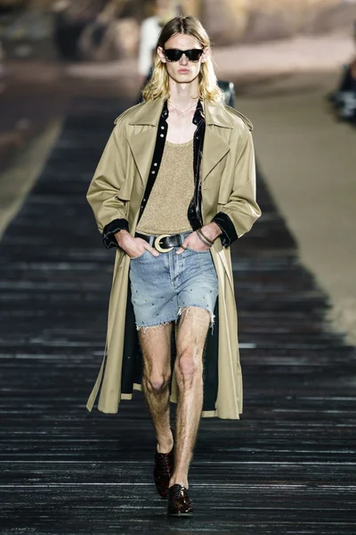 Look 16